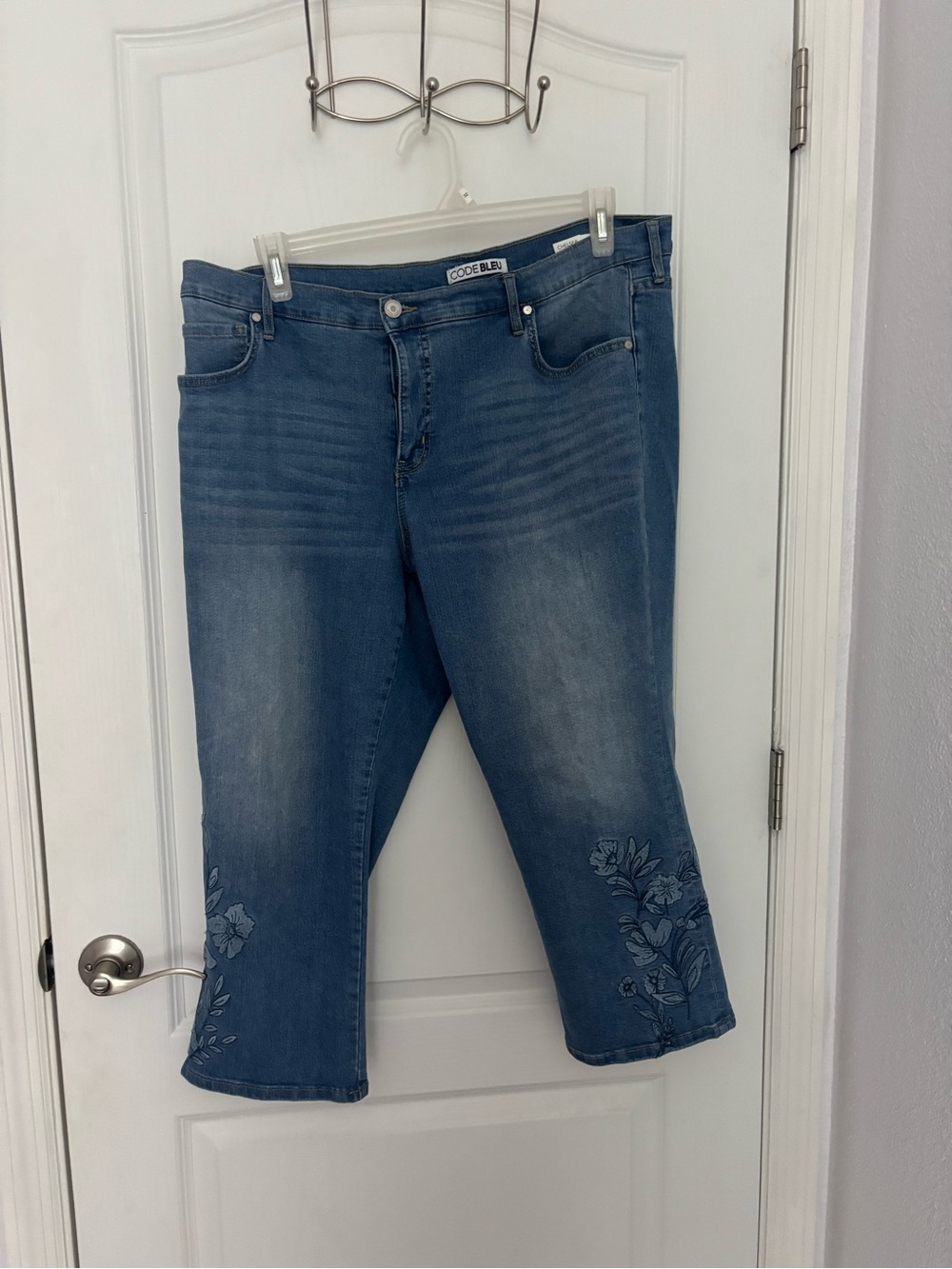 Code Bleu Blue Embroidered Cropped Jeans